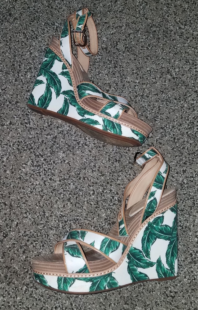 Gianni Bini white green wedge sandals 9.5